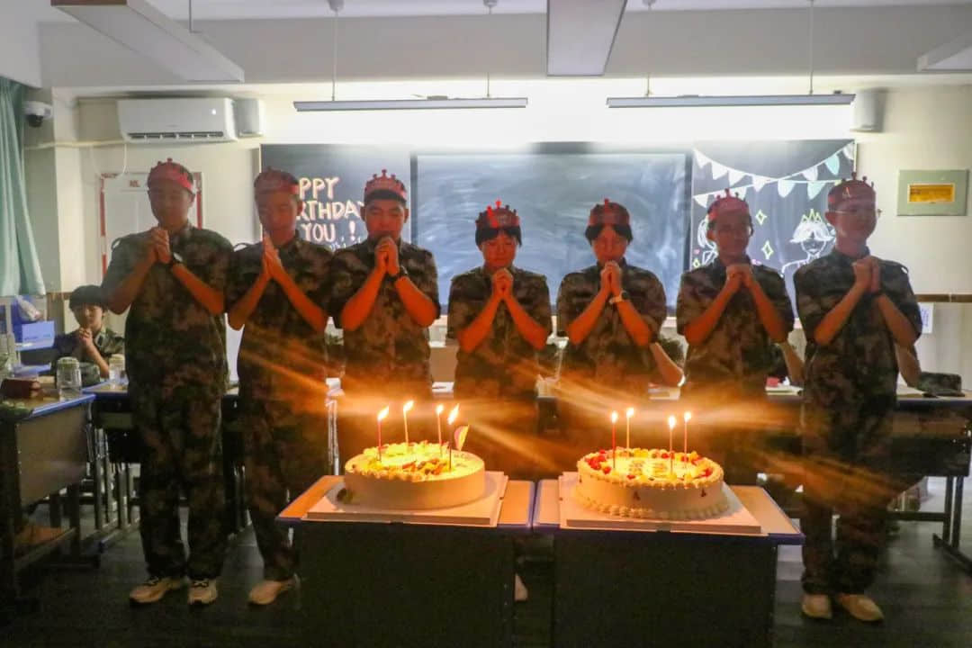 烈日灼灼磨意志 集體生日顯溫情丨當(dāng)生日遇到軍訓(xùn)