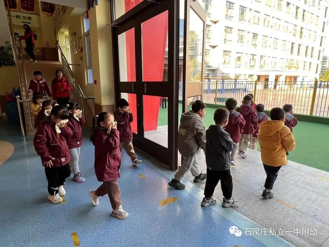 【幼之育】消防零距離 安全伴童行——私立一中幼兒園消防逃生演練活動(dòng)