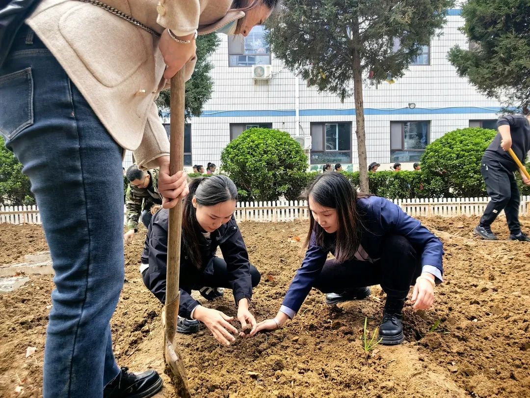 【立小?生命教育】尋味種植園 探秘中草藥｜三年級(jí)百草園種植課程開(kāi)啟儀式