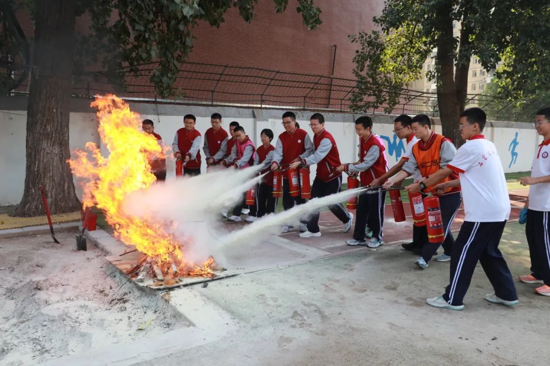 守護(hù)消防安全 共筑平安校園丨我校舉行消防安全月主題升旗儀式