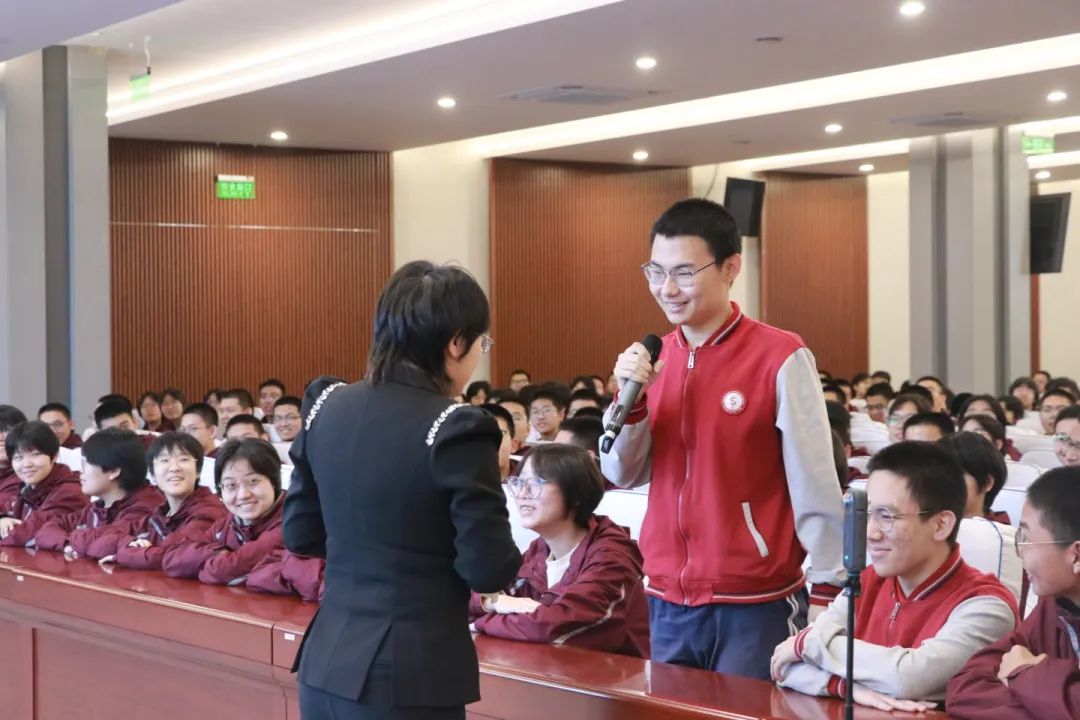 青少年也能有大格局丨中國(guó)傳媒大學(xué)張鸝教授到我校開(kāi)展專題講座