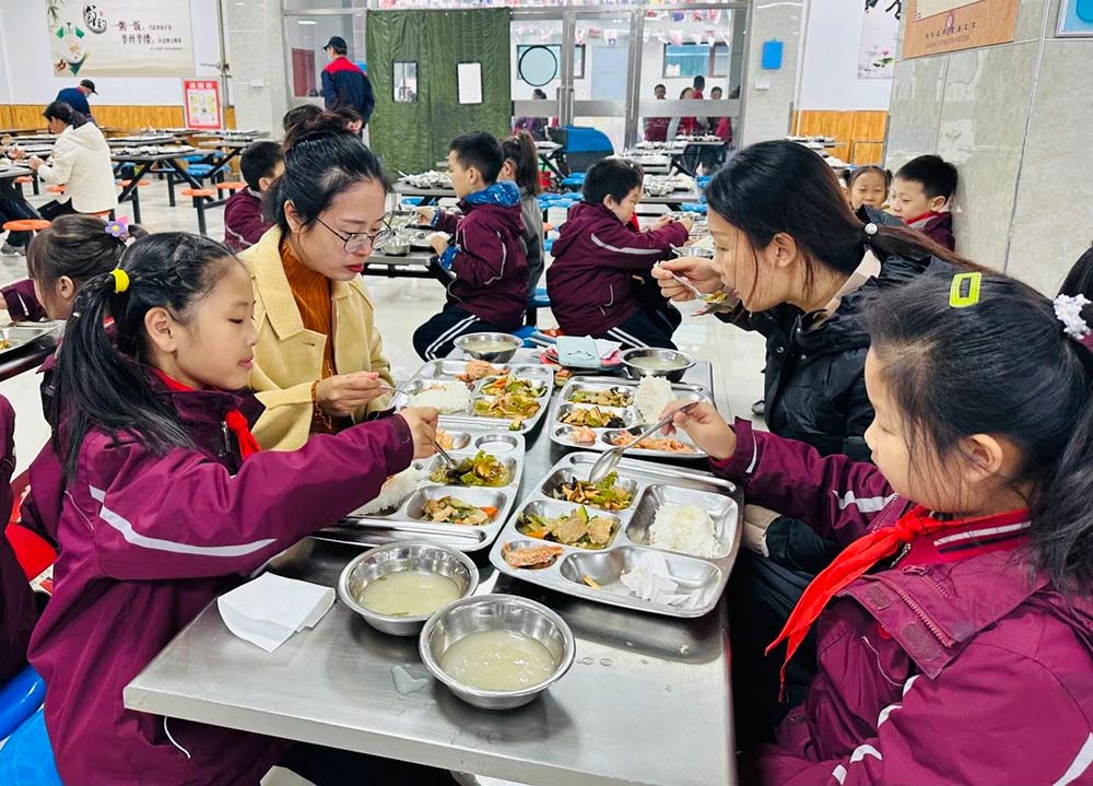 【立小 ? 家校共育】美好“食”光 與愛同在 | 第一學(xué)期家長(zhǎng)陪餐紀(jì)實(shí)