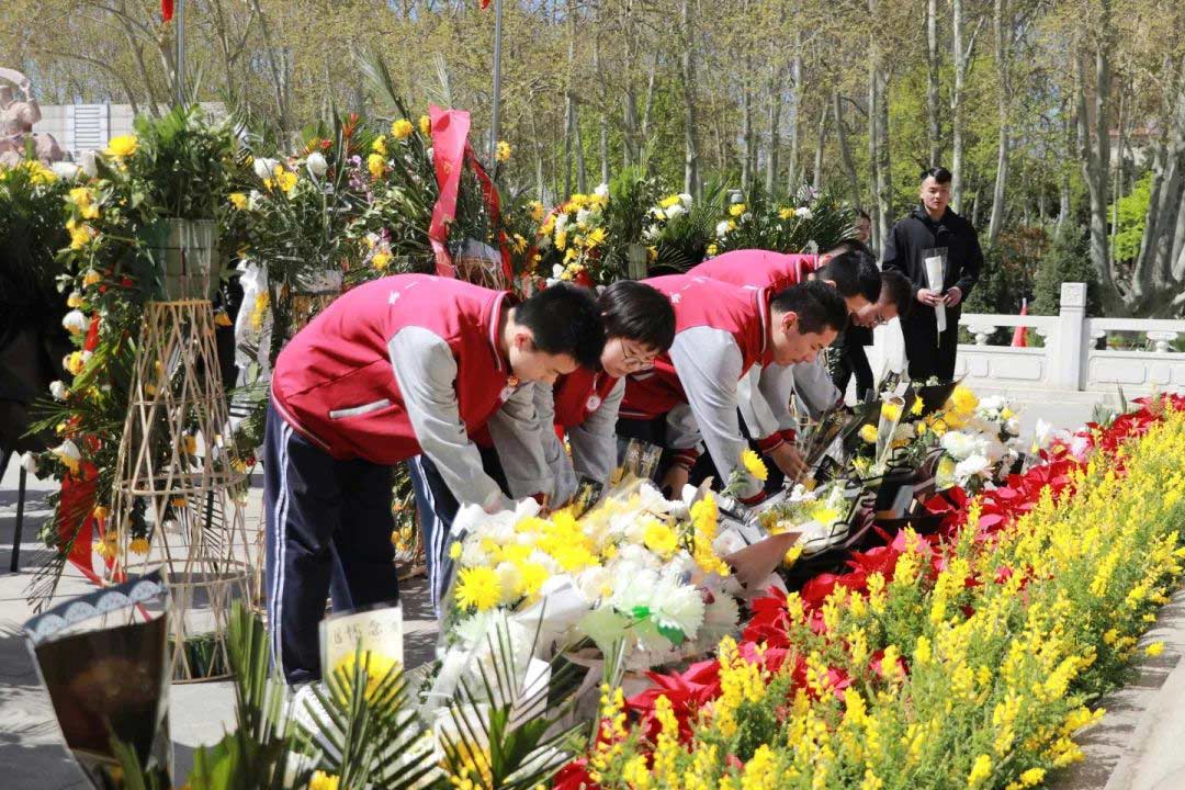 緬懷先烈志 共鑄中華魂丨私立一中開展清明祭掃活動(dòng)