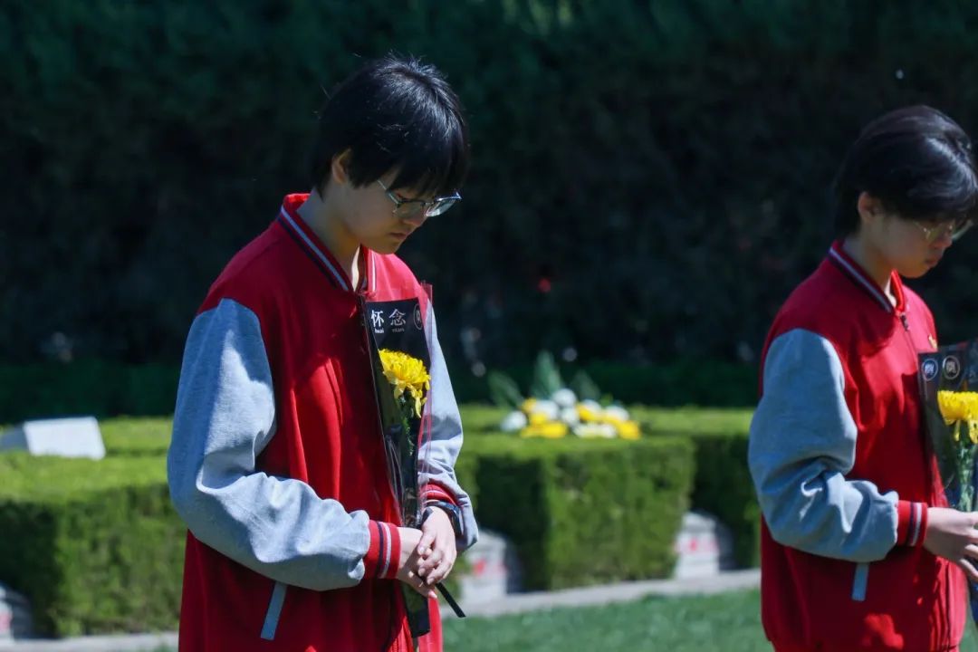 緬懷先烈志 共鑄中華魂丨私立一中開展清明祭掃活動(dòng)