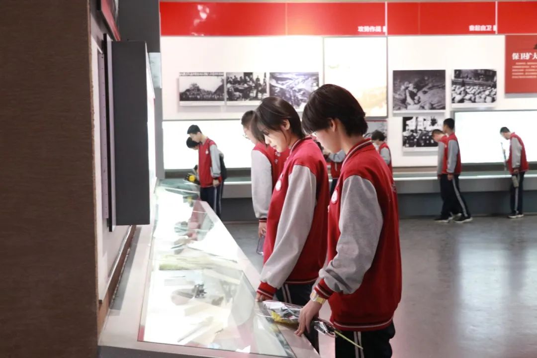 緬懷先烈志 共鑄中華魂丨私立一中開展清明祭掃活動(dòng)