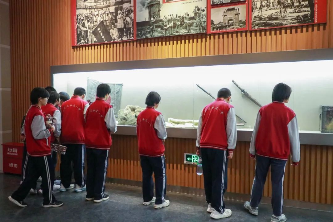 緬懷先烈志 共鑄中華魂丨私立一中開展清明祭掃活動(dòng)