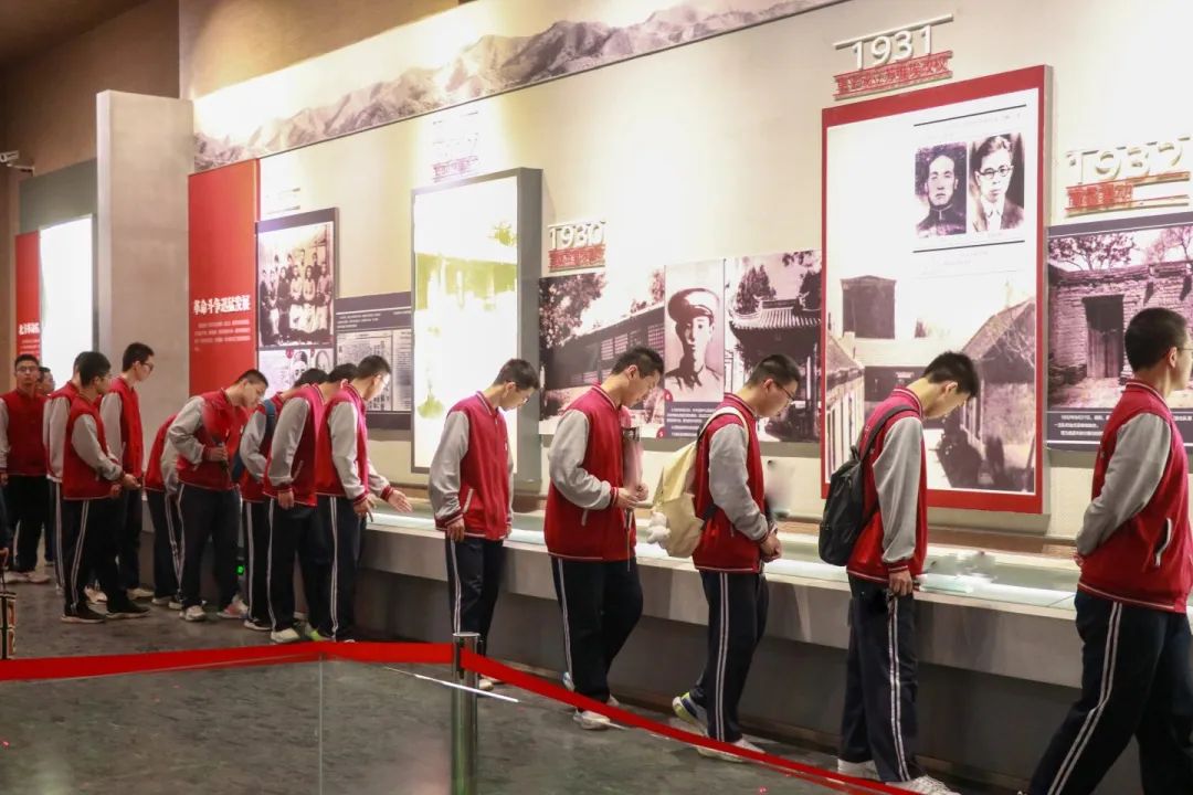 緬懷先烈志 共鑄中華魂丨私立一中開展清明祭掃活動(dòng)
