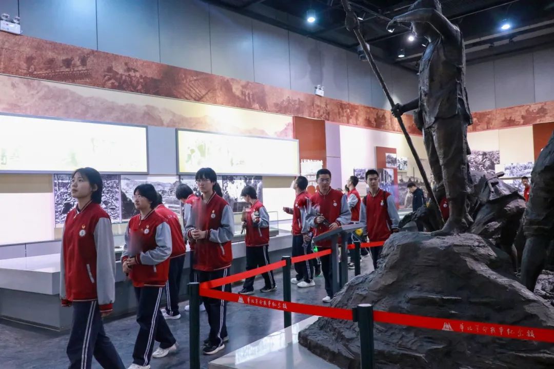 緬懷先烈志 共鑄中華魂丨私立一中開展清明祭掃活動(dòng)