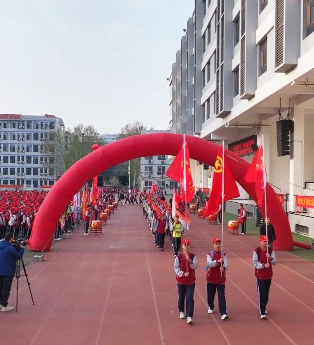 青春無(wú)畏，行路致遠(yuǎn)，私立一中學(xué)子用腳步丈量青春！