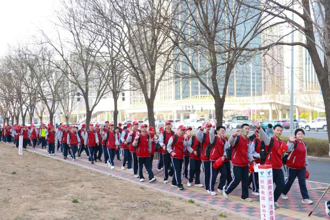 青春無(wú)畏，行路致遠(yuǎn)，私立一中學(xué)子用腳步丈量青春！