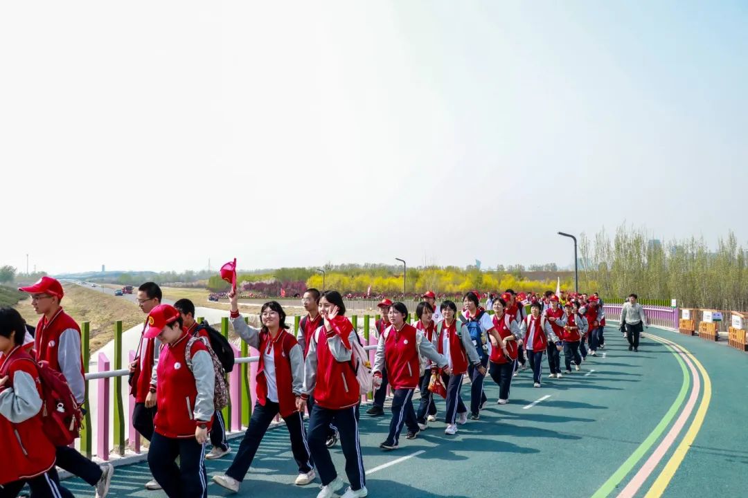 青春無(wú)畏，行路致遠(yuǎn)，私立一中學(xué)子用腳步丈量青春！