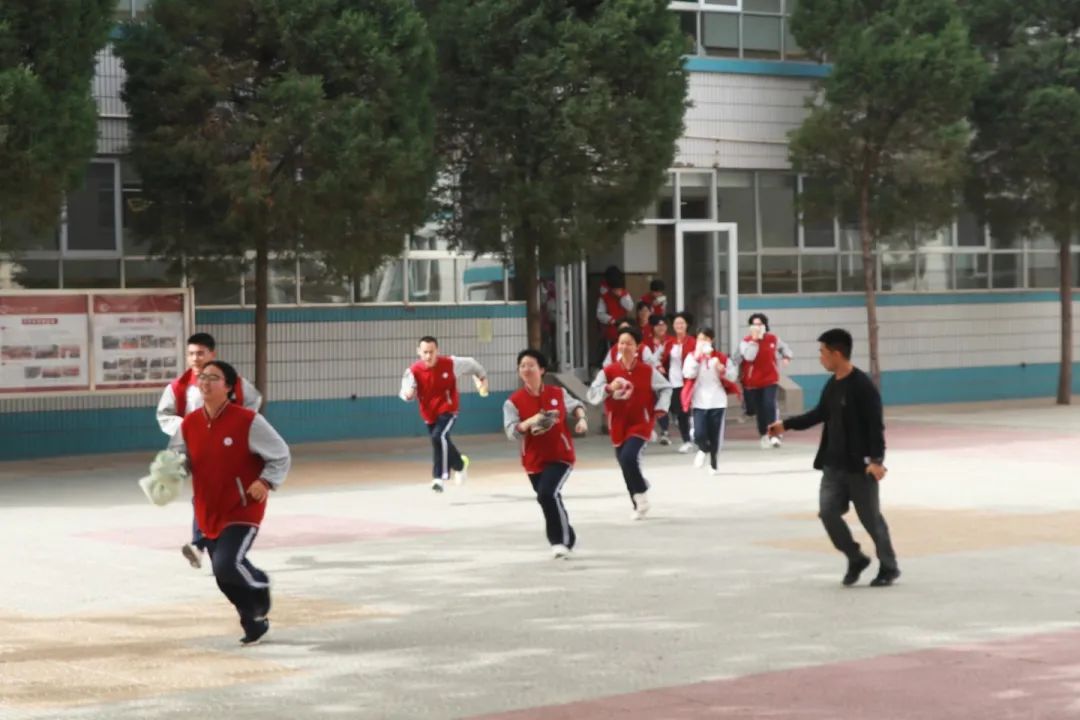筑牢安全防線 守護(hù)生命校園丨我校舉行4月份消防應(yīng)急疏散演練