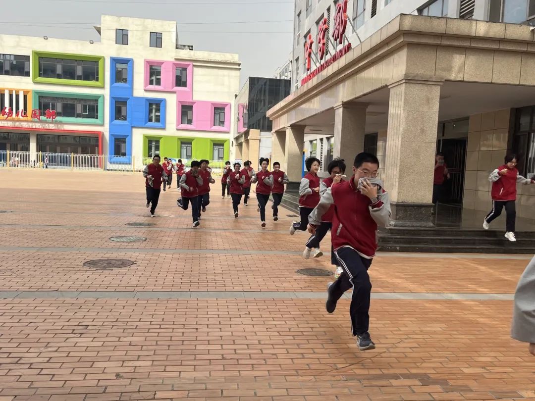筑牢安全防線 守護(hù)生命校園丨我校舉行4月份消防應(yīng)急疏散演練