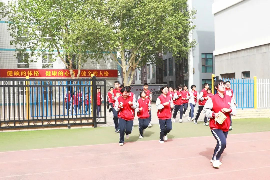 筑牢安全防線 守護(hù)生命校園丨我校舉行4月份消防應(yīng)急疏散演練