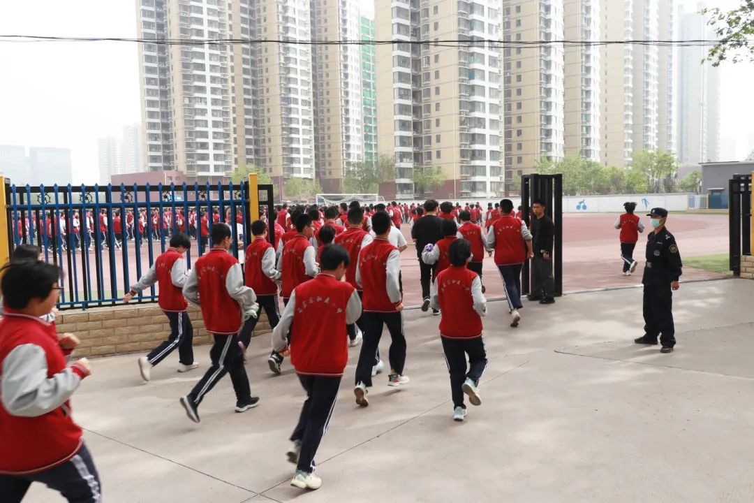 筑牢安全防線 守護(hù)生命校園丨我校舉行4月份消防應(yīng)急疏散演練