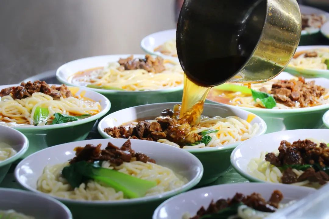 學(xué)生之眼：透視食堂這個“校園味覺魔方”