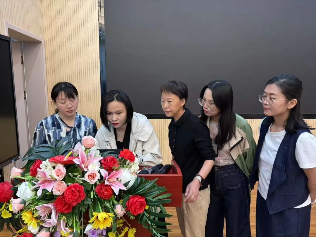 【立小 ? 教學(xué)】三尺講臺(tái)竟風(fēng)采 百煉青春綻芳華｜區(qū)教師素質(zhì)賽活動(dòng)紀(jì)實(shí)